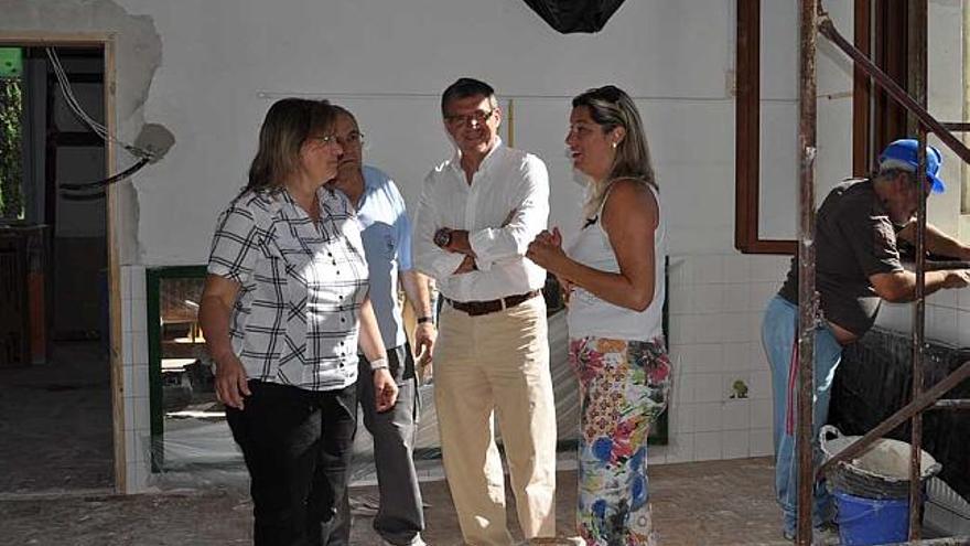 El alcalde y la concejal de Educación en su visita a las obras de la escuela del Jesuset del Miracle.