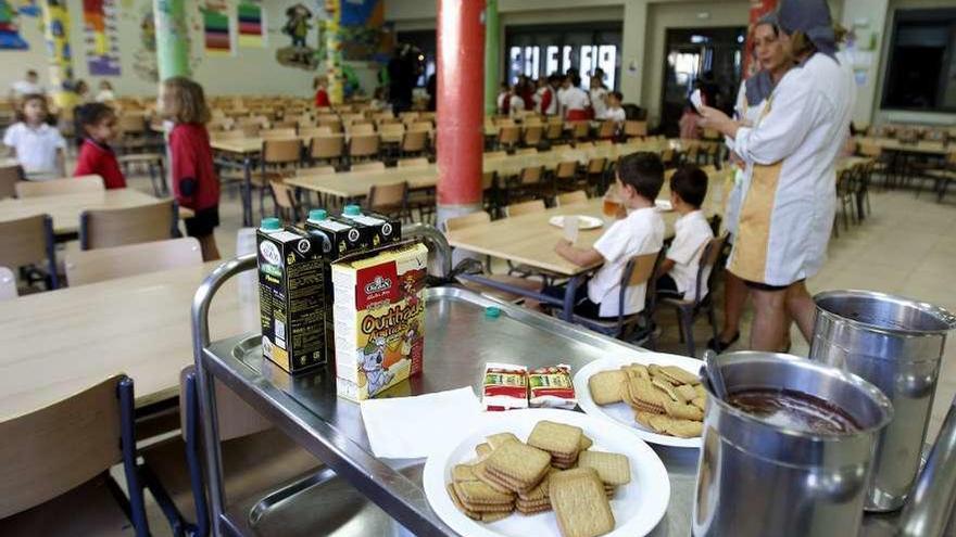 Un grupo de niños asiste a un comedor escolar.