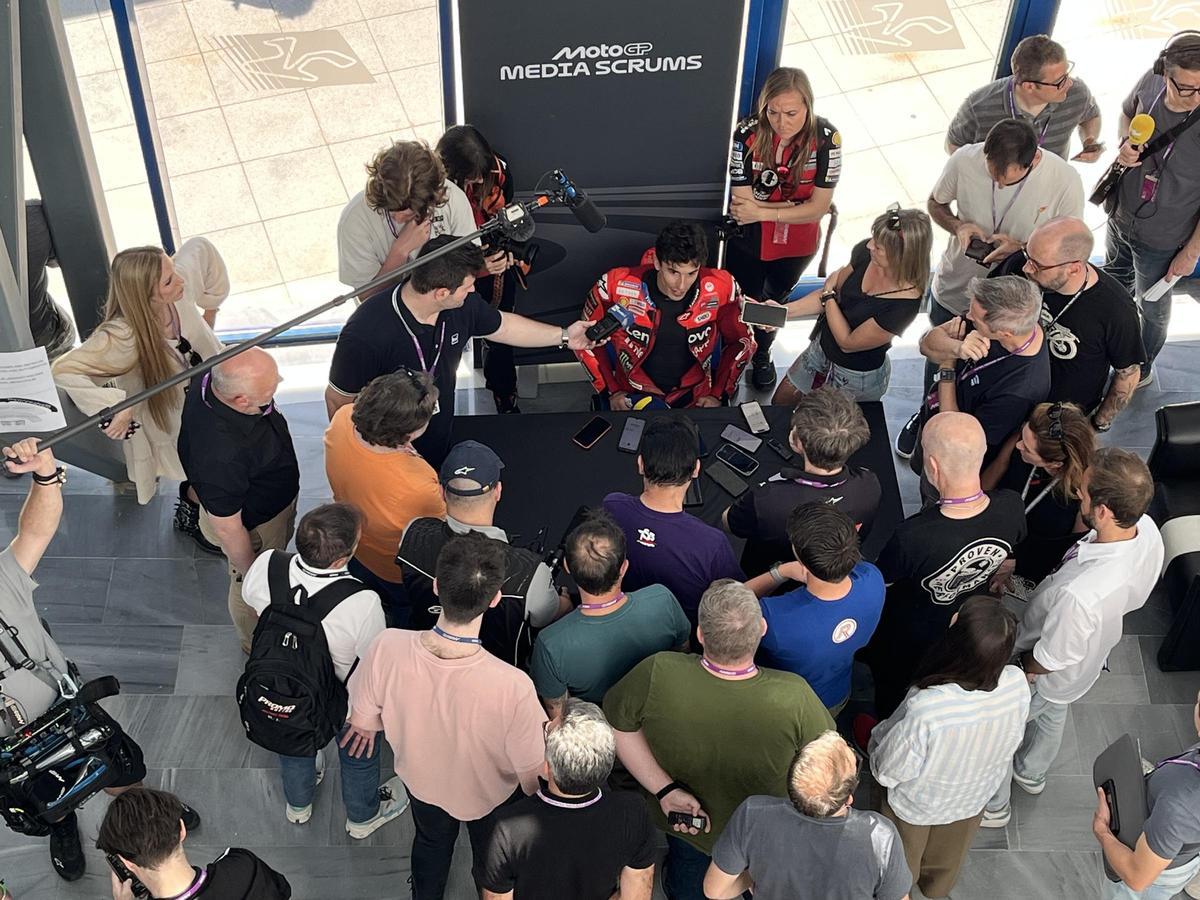 Marc Márquez, atiende a la prensa en el circuito de Jerez.