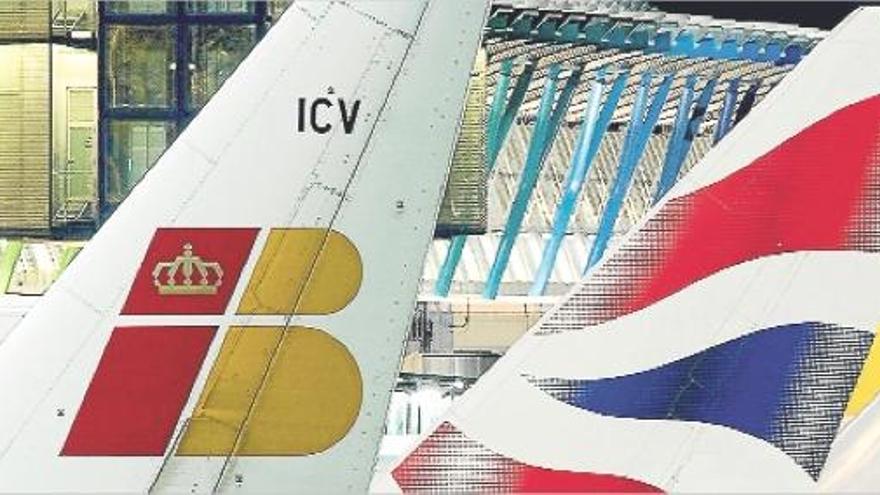 Dos aviones de Iberia y de British Airways frente a la T4 del aeropuerto de Barajas.