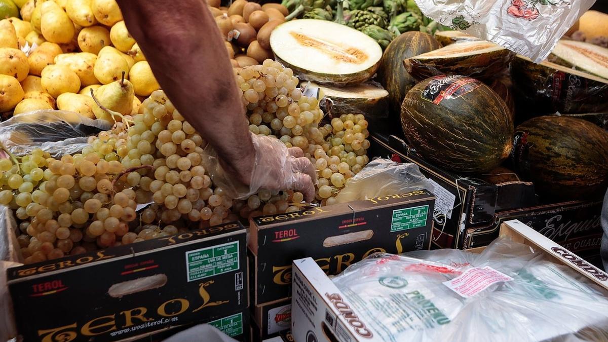 Venta de uvas en el mercado.