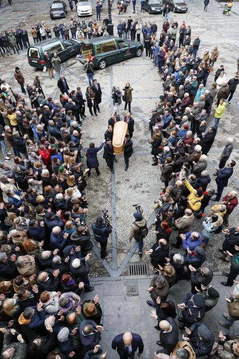 El féretro de Vicente Álvarez Areces llega al Ayuntamiento de Gijón