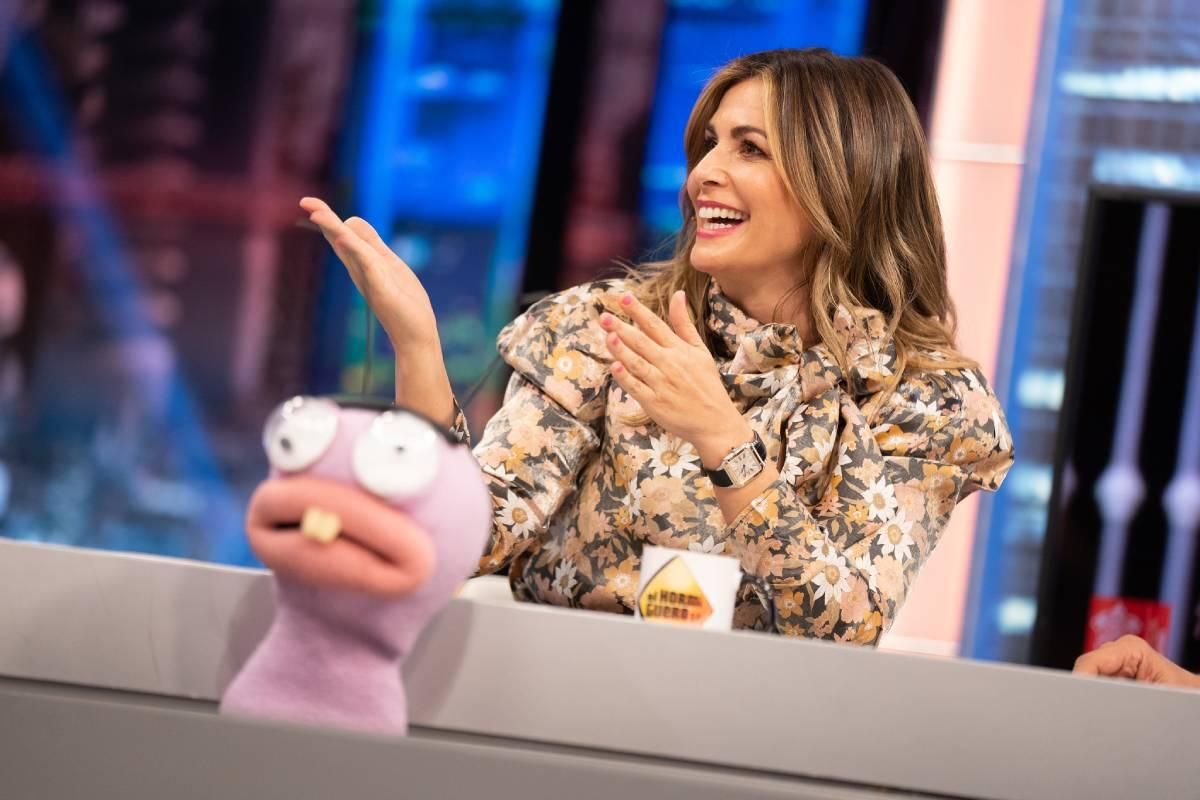 Nuria Roca con blusa de flores en El hormiguero