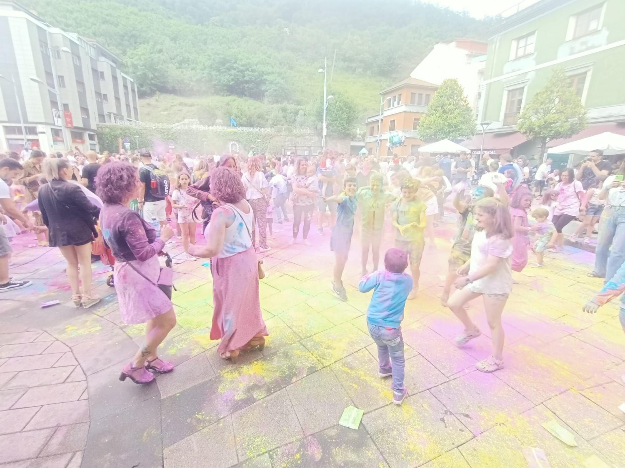 "Foguerina" de San Xuan y "Holi party" en Mieres