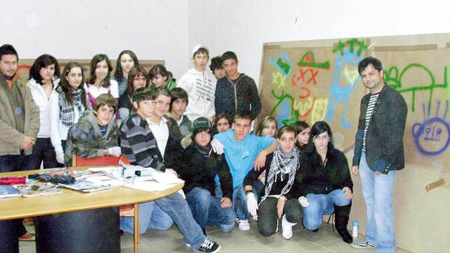 Anxo Fariña, con los jóvenes a los que ayer impartió un curso en Moaña.