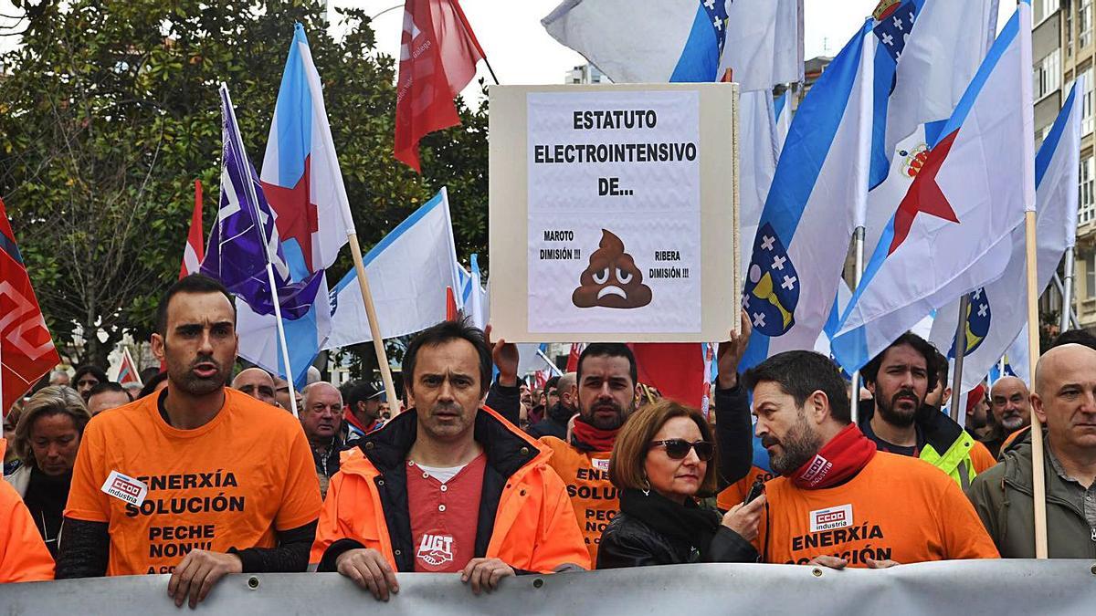 Trabajadores de Alu Ibérica en una protesta en defensa de la industria electrointensiva.