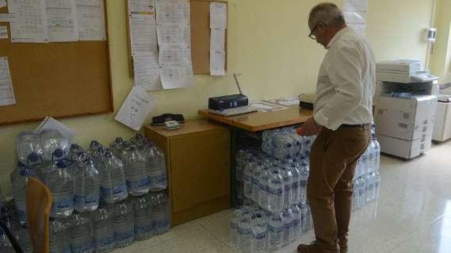 Ravella envía agua embotellada al colegio de Rubiáns. // Noé Parga