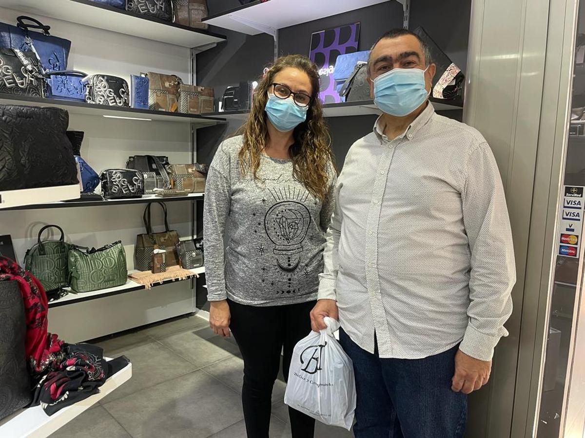 El concejal de Comercio en un establecimiento