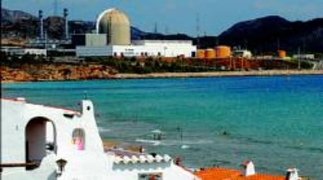 Imagen de la playa de Vandellòs, con la central nuclear al fondo, el pasado 25 de agosto.