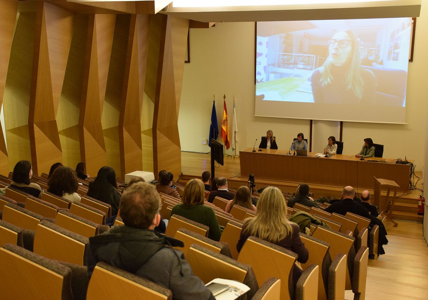 Un momento de la mesa de debate en el campus.