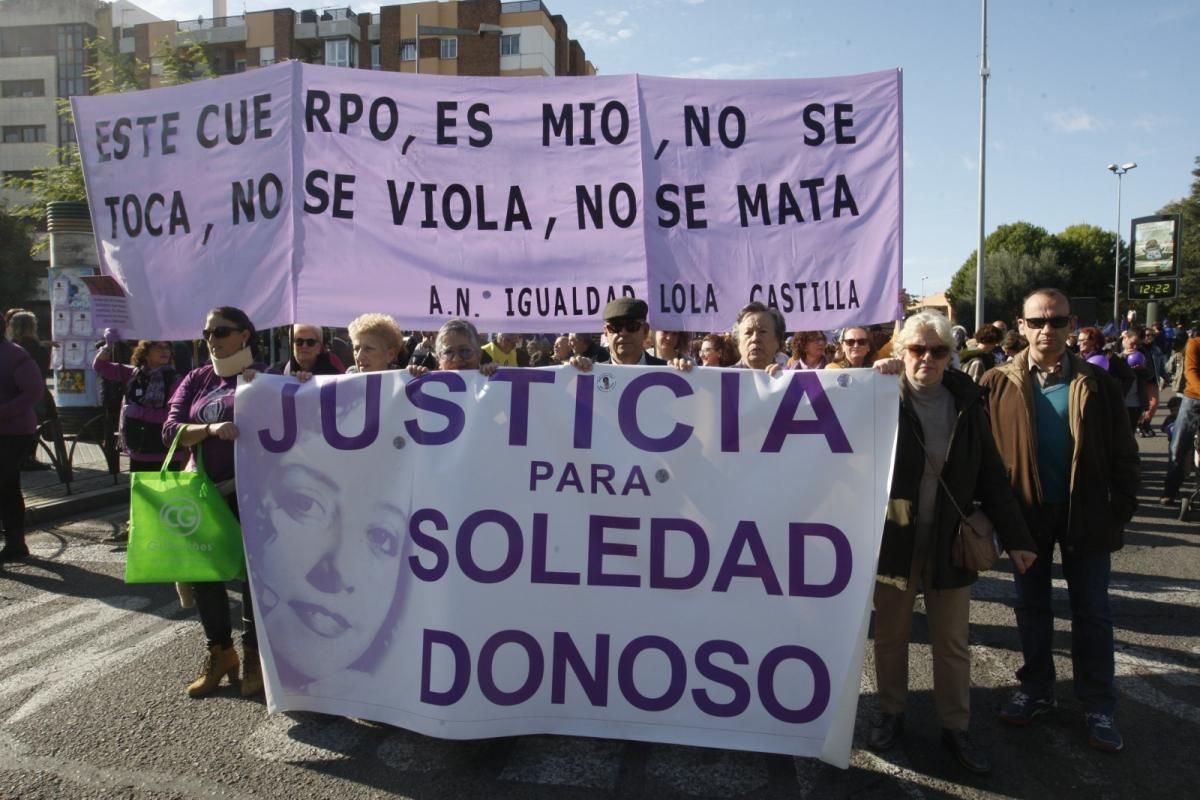 Multitudinaria manifestación contra la violencia hacia la mujeres