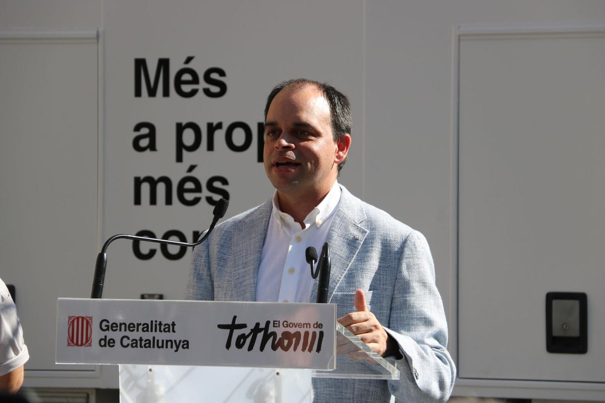 El secretari de Telecomunicacions i Transformació Digital, Albert Tort, en la presentació del nou vehicle de reforç de la connectivitat per garantir les comunicacions en situacions d'emergència