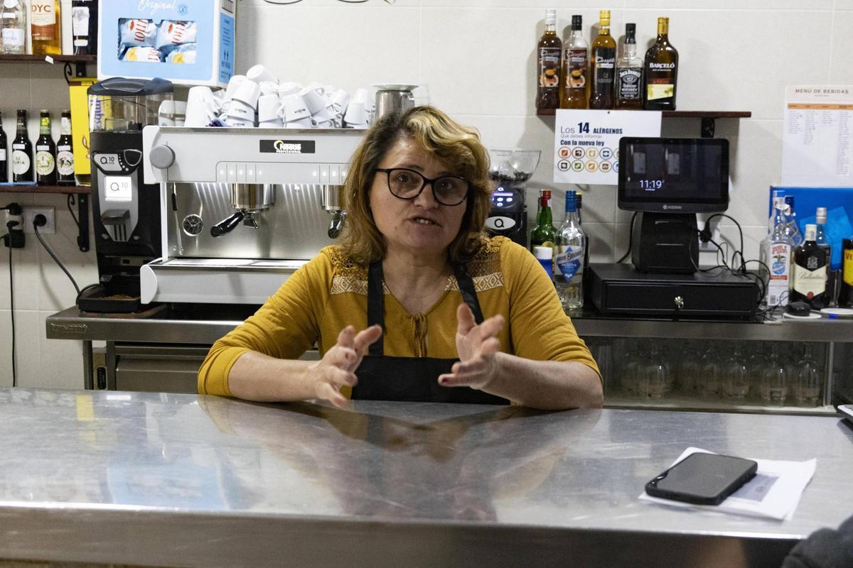Mihaela Rita Stanciu es la nueva responsable del único bar de Rugat, un pequeño pueblo de la Vall d’Albaida.