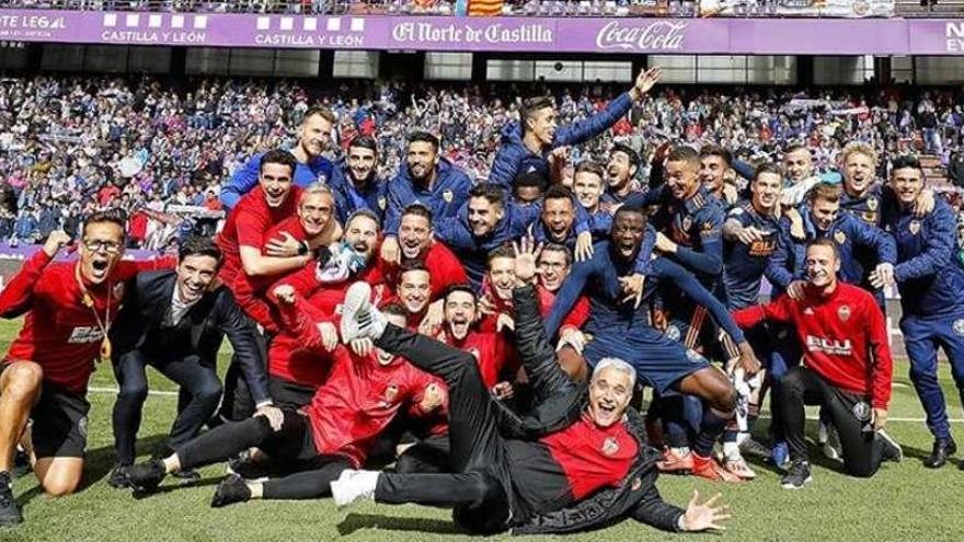 Los asturianos Ismael Fernández y Marcelino, a la izquierda, y Rubén Uría (en primer término), celebran con los jugadores del Valencia la clasificación para la próxima Liga de Campeones.