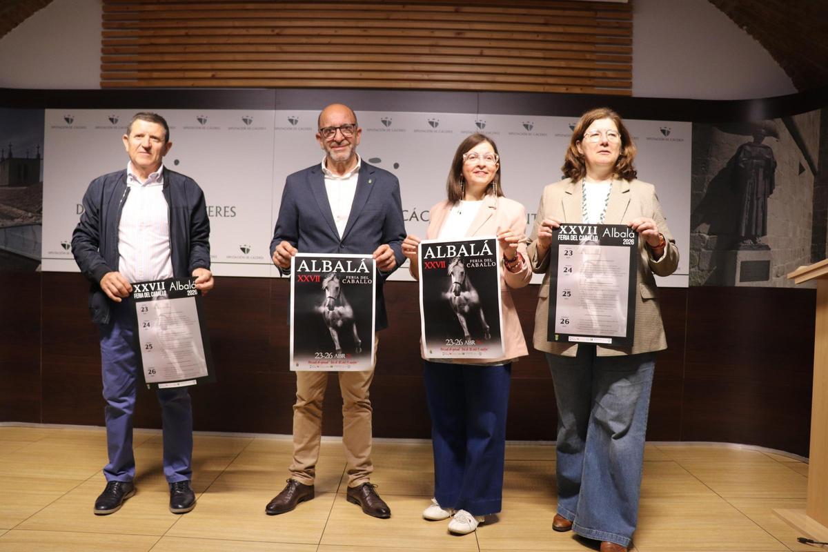 De izquierda a derecha, Diego Pérez, coordinador de la Feria del Caballo; Juan Rodríguez, alcalde de Albalá; Antonia Molina, diputada de Igualdad; y Martina Pérez, concejala de Bienestar Social.