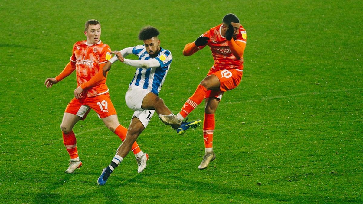 El Huddersfield de Carlos Corberán logró imponerse ante el Blackpool (3-2)