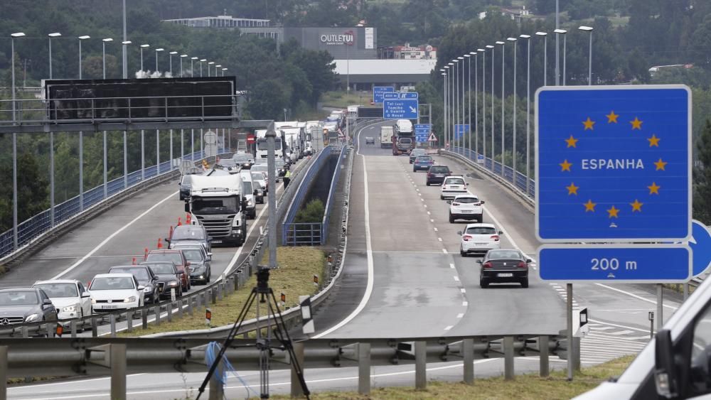 Cierre de fronteras con Portugal | Hasta 3 kilómetros de retenciones en el puente internacional de Tui