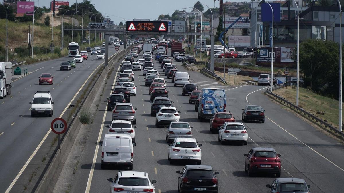 Retenciones en Alfonso Molina por un coche averiado en A Ponte Pasaxe