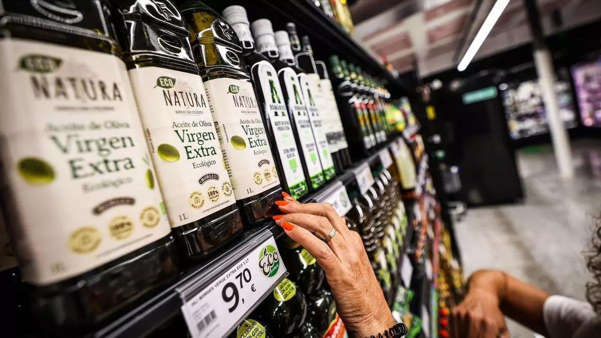 Venta de aceite de oliva en un supermercado.