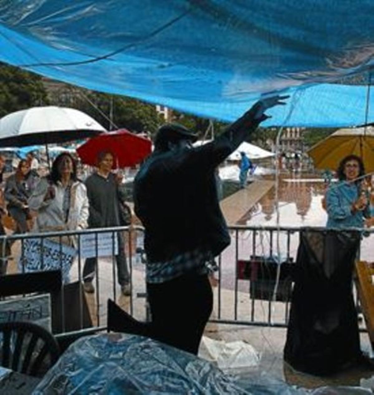 L’acampada d’indignats de la plaça de Catalunya, ahir.