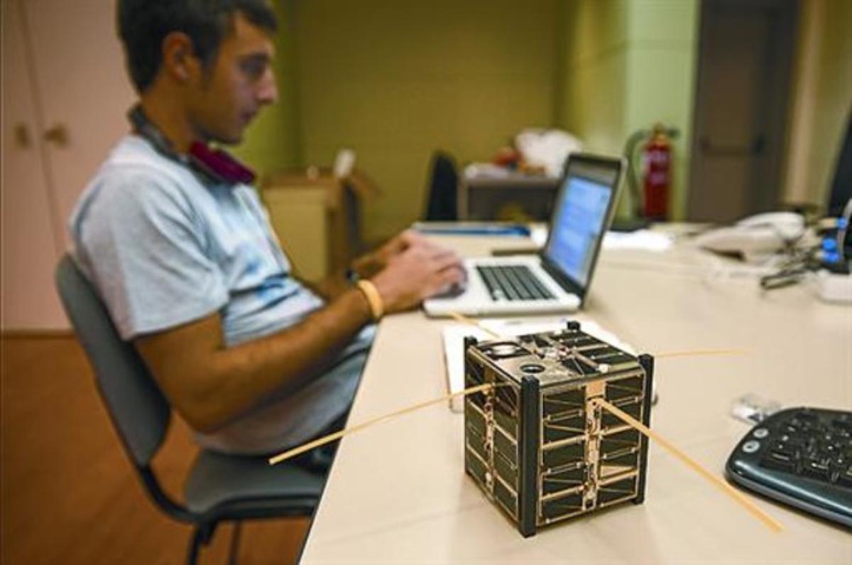 El nanosatèl·lit CubeCat, amb les antenes desplegades. El nanosatèl·lit CubeCat, amb les antenes desplegades.
