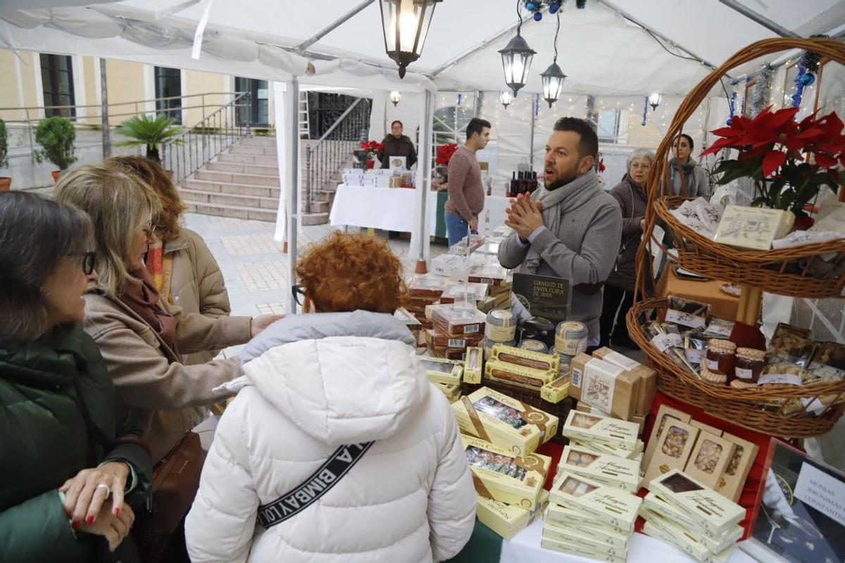 Visitantes en la muestra de dulces conventuales.