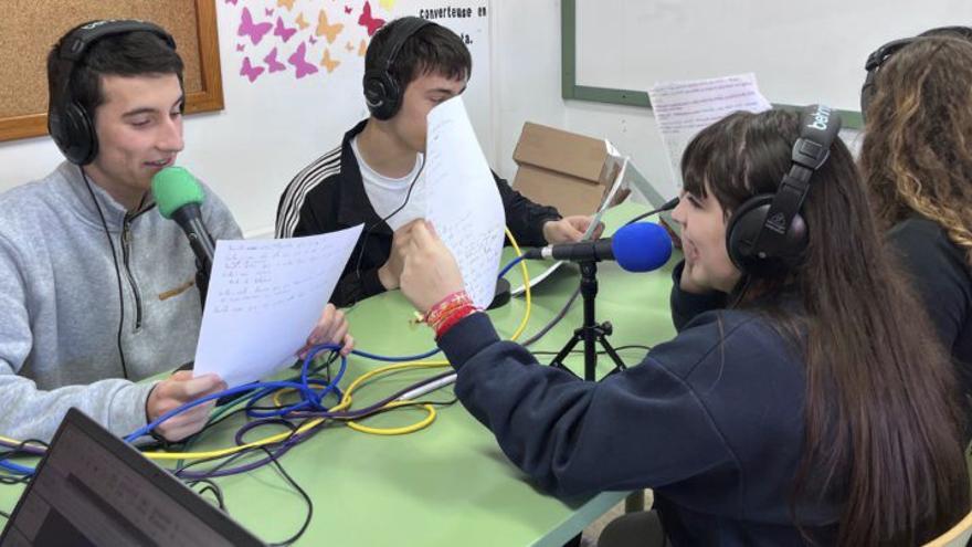El Losada recibe 1.250 euros de premio por su pódcast escolar