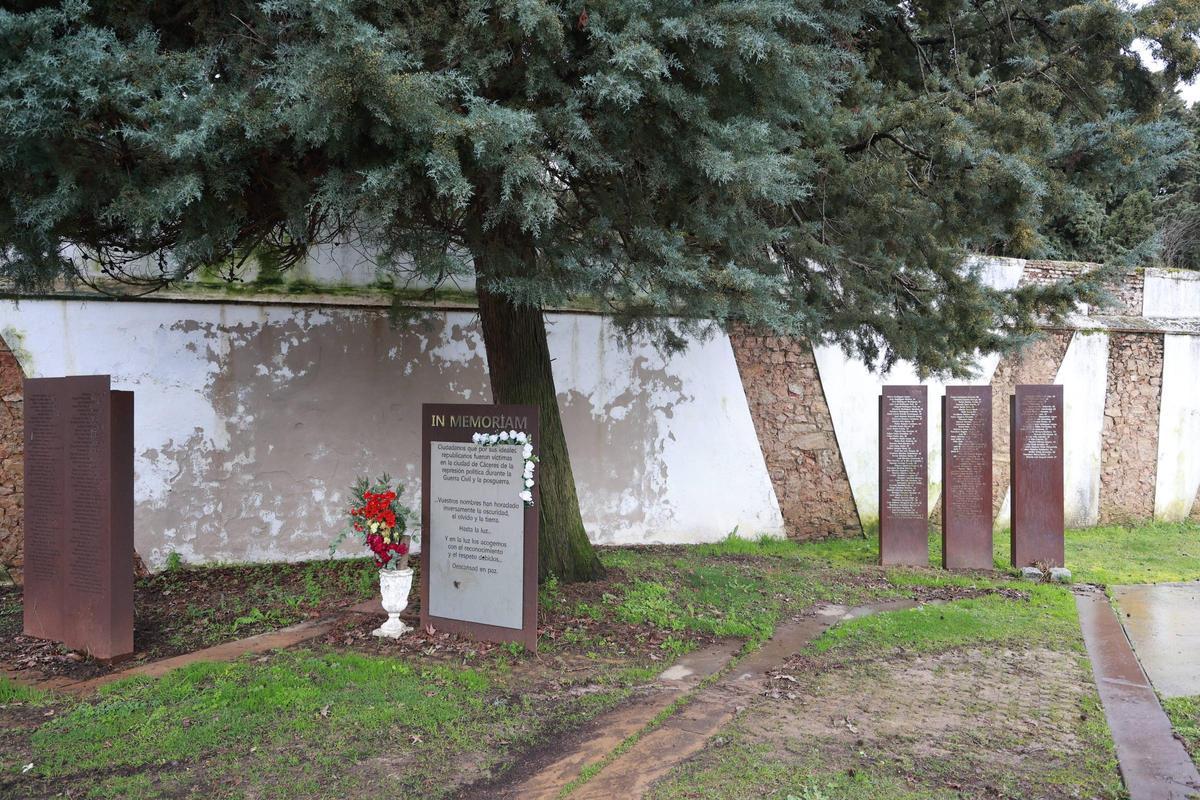Galería | Zona en la que está el memorial a las víctimas en el cementerio de Cáceres