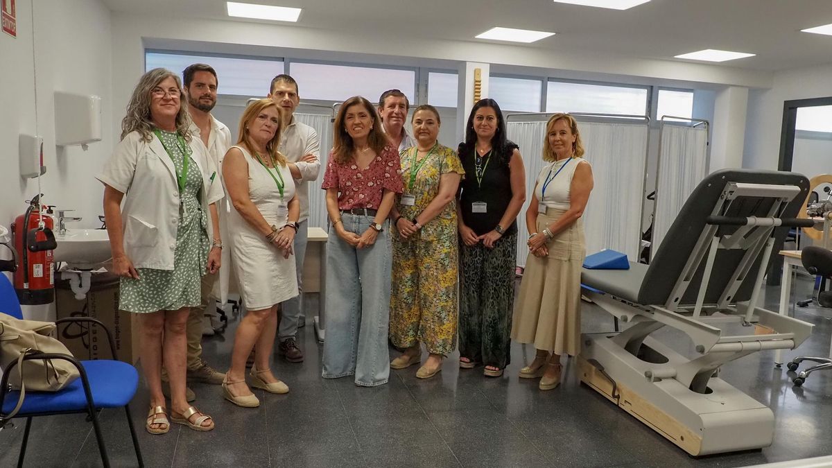 María Jesús Botella y Ana L. Leal inauguran una nueva sala de fisioterapia en el distrito Córdoba Guadalquivir.