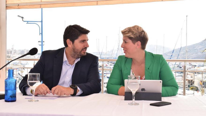 Fernando López Miras y Noelia Arroyo conversan antes de iniciar su comparecencia en el Club de Regatas de Mazarrón.