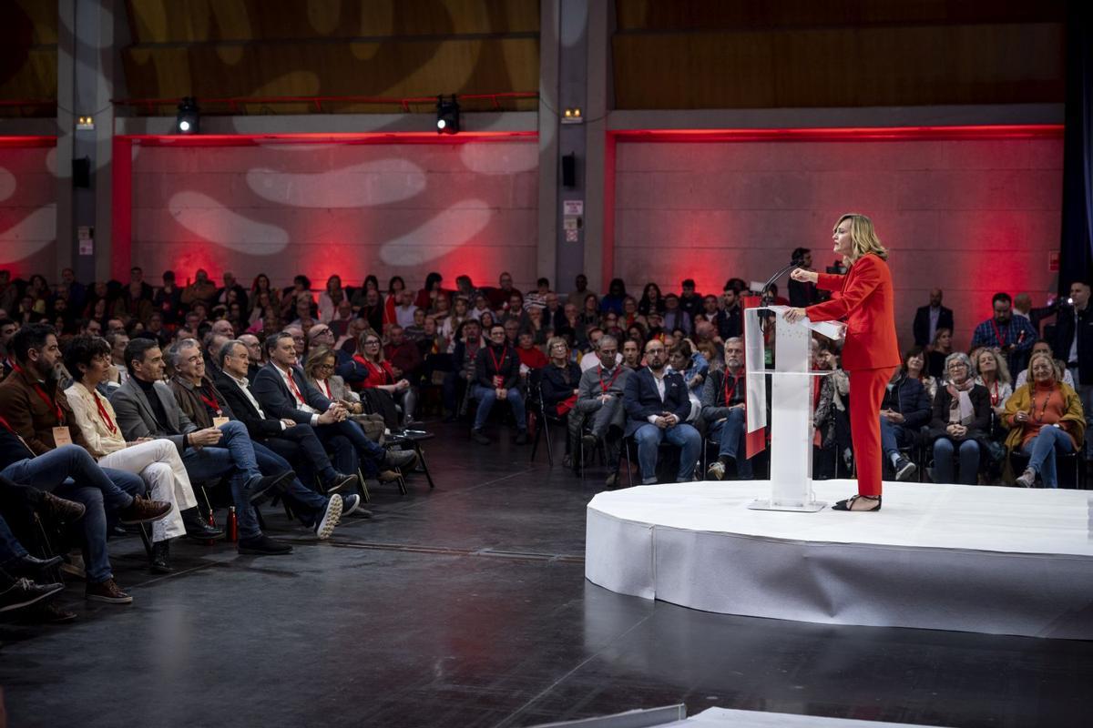Alegría se dirige al público, con Sánchez y Santos Cerdán en primera fila, en su nombramiento como líder del PSOE en Aragón.