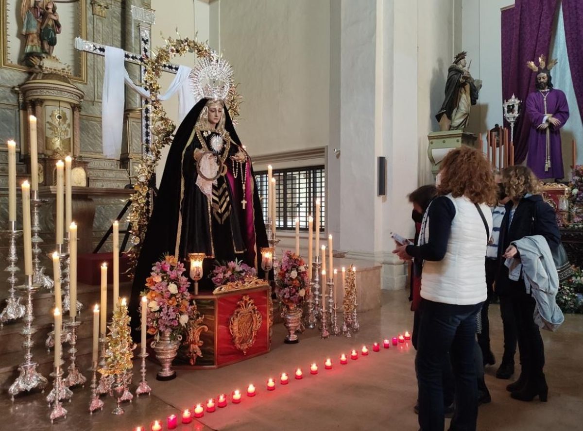Imagen histórica del Cristo de la Cama ante el altar mayor del Pilar