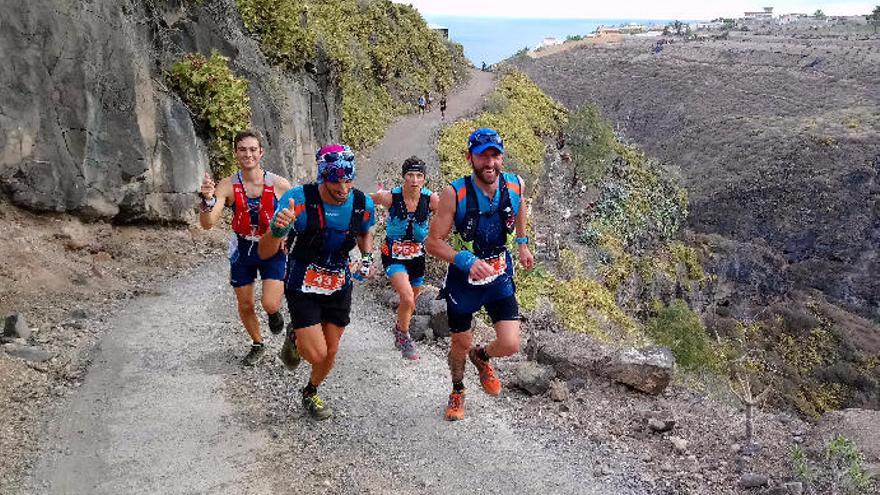 Dominique Van Mechgelen, en el centro de un grupo de corredores a su paso por La Guancha