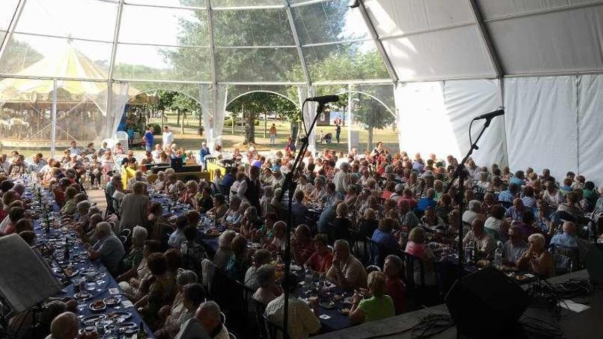 La Festa dos Maiores de Sada reúne a 500 vecinos en la Carpa Acendida