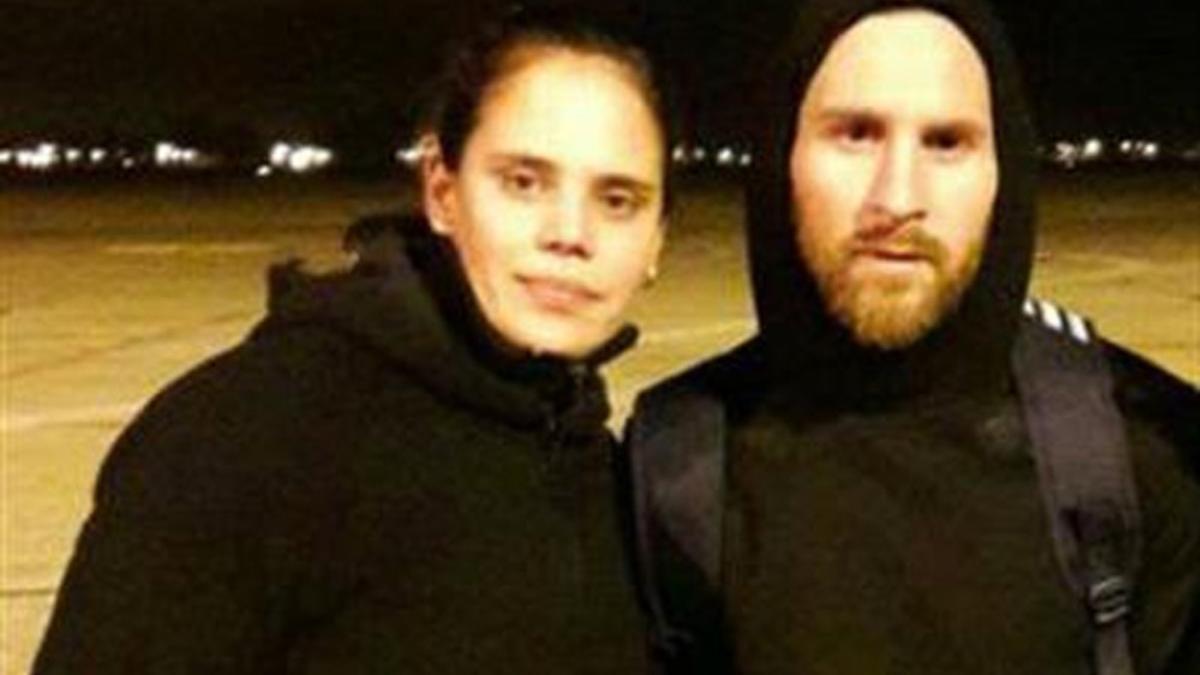 Leo Messi con una seguidora en el aeropuerto de Rosario