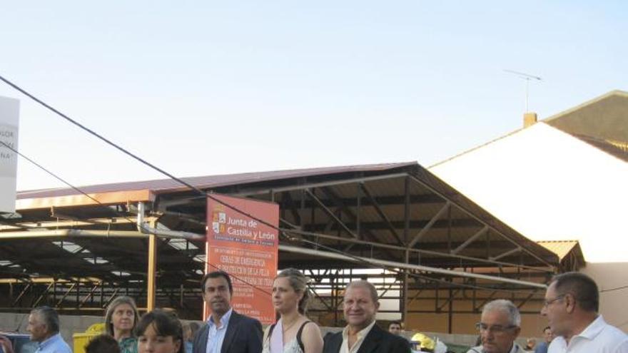 Las autoridades en el desfile. Martínez Maíllo y Francisco Martínez junto a Lourdes Uña.