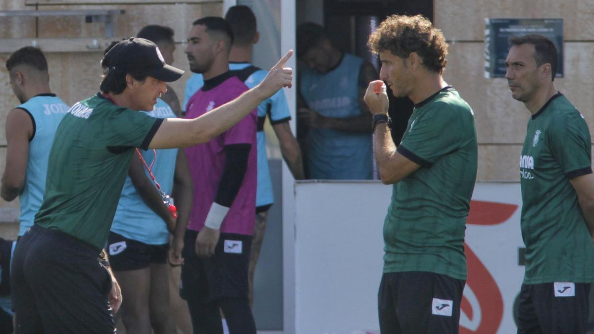 Unai Emery (i), señalando a Imanol Idiakez (d) durante un entrenamiento con el Villarreal CF.