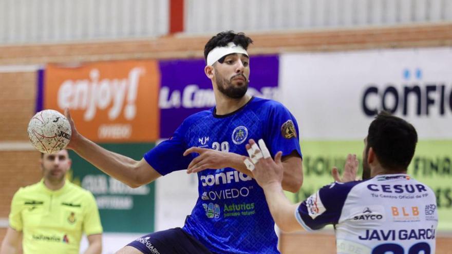 Elián Goux, en una acción de ataque del Confía Base ante el Málaga.