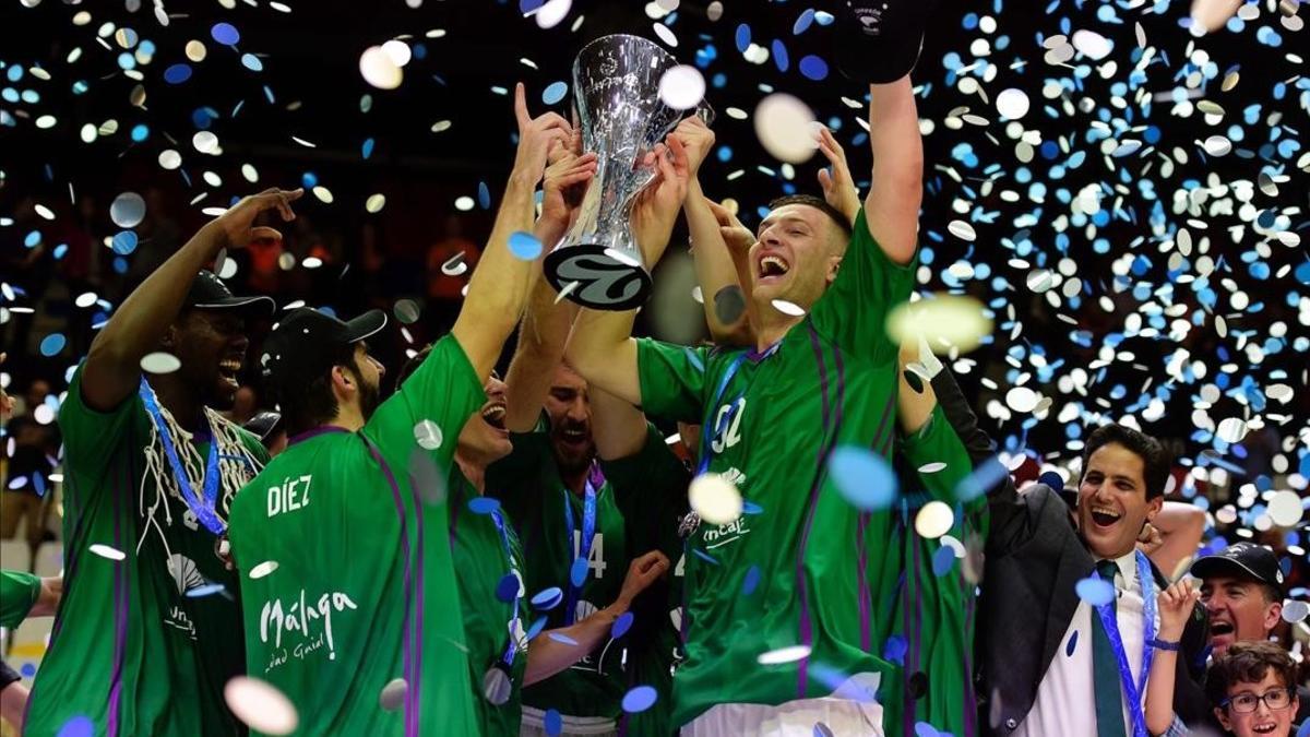 Los jugadores malagueños celebran la conquista del título ante el Valencia