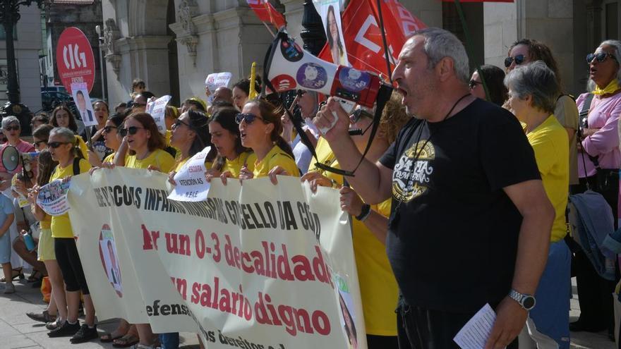 La plantilla de las escuelas infantiles se manifiesta ante el Ayuntamiento de A Coruña contra los nuevos pliegos: "Ahondan la precarización laboral"