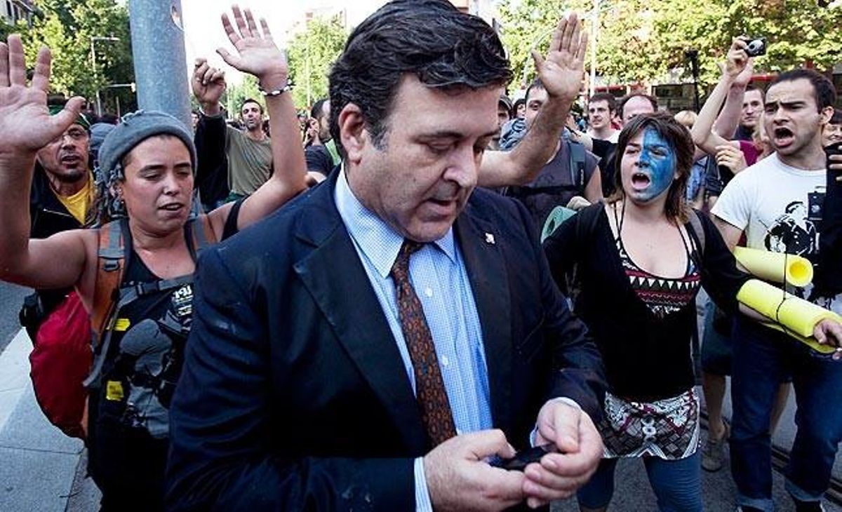 El portaveu de Solidaritat Catalana per la Independència, Alfons López Tena, arriba caminant al Parlament mentre una multitud li crida i l’escridassa.