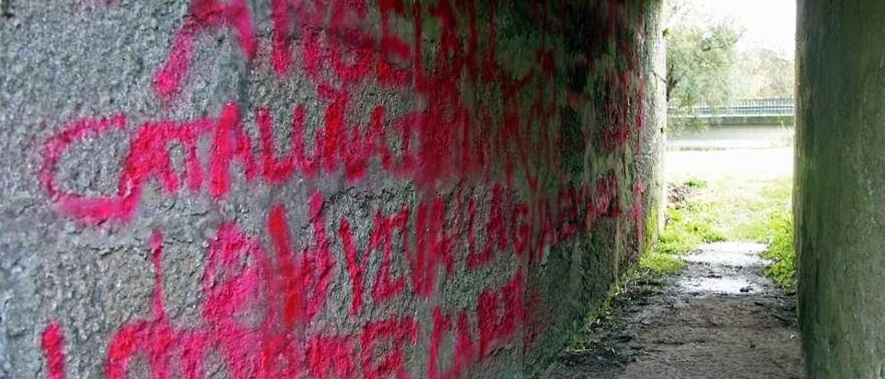 Pintadas en las paredes del paso inferior del puente, en el lado de Couso. // Bernabé/Juan Carlos Asorey