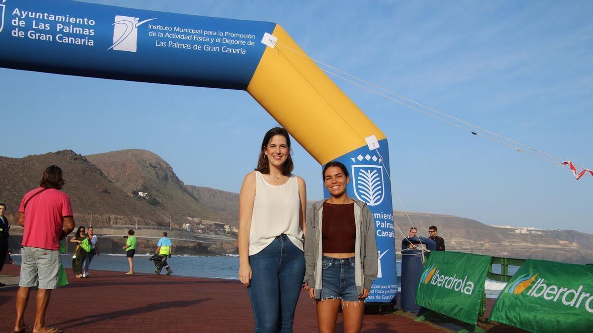 La concejala de Deportes, Carla Campoamor, junto a la surfista Lucía Machado.