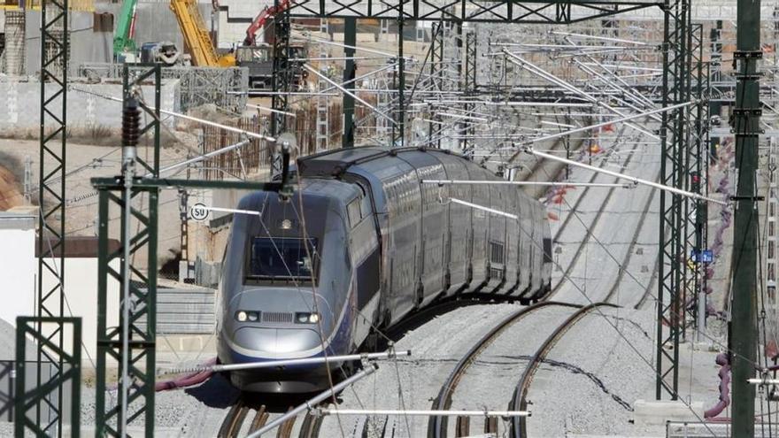 Los trenes de pasajeros que circulan por el túnel del Pertús son la mitad de los previstos