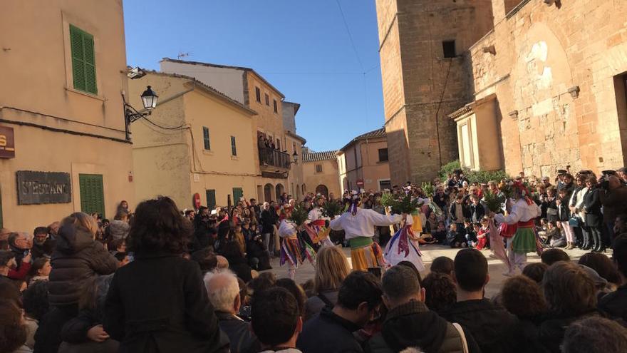 Los &#039;Cossiers&#039; de Algaida bailan en honor de Sant Honorat