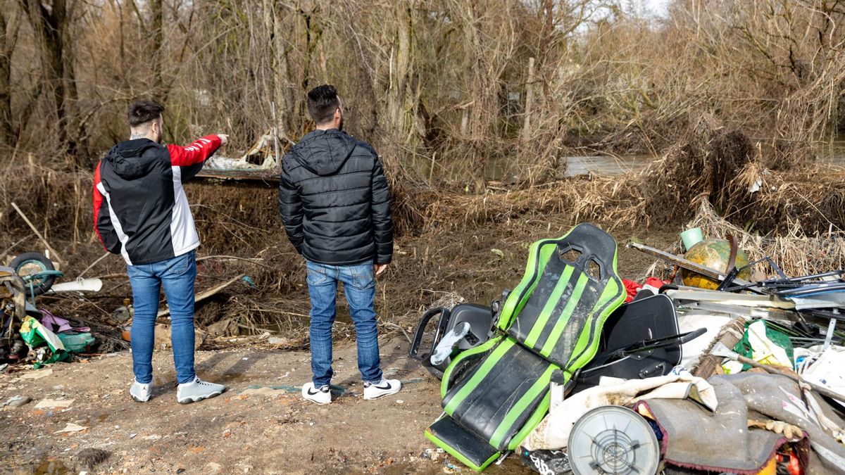 Vecinos de Las Sabinas, en Móstoles, muestran en qué tramo del río Guadarrama comenzó la crecida el pasado sábado.