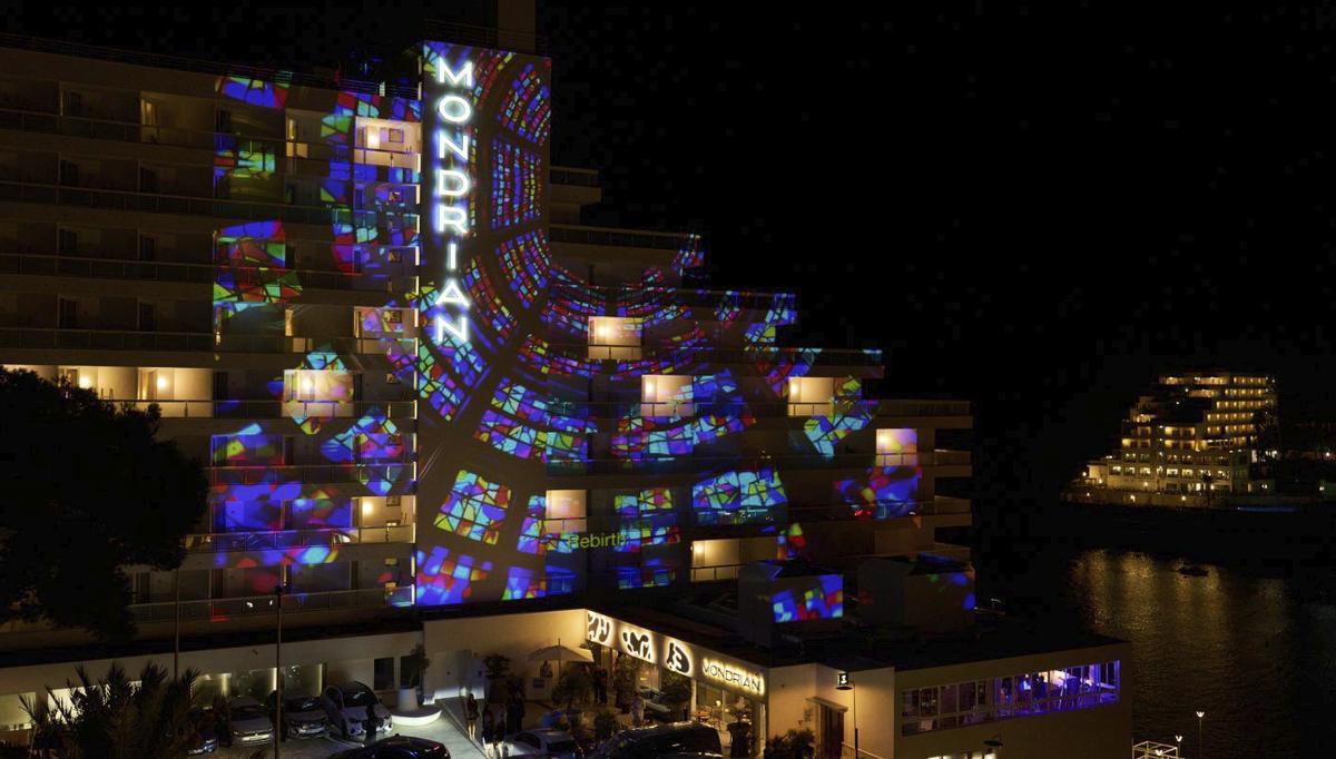 La fachada de Mondrian Ibiza durante la exposición de arte Lotus hace unas semanas.