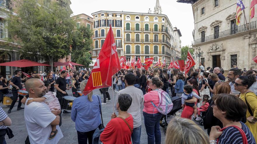 Más de 200 trabajadoras de escoletas de toda Mallorca se manifiestan frente a Cort por la equiparación salarial