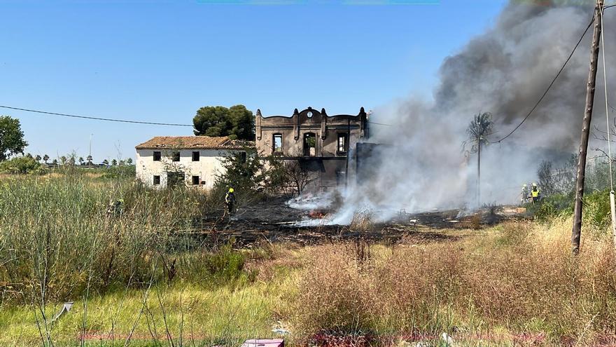 Arde una alqueria abandonada en València y provoca una gran columna de humo negro