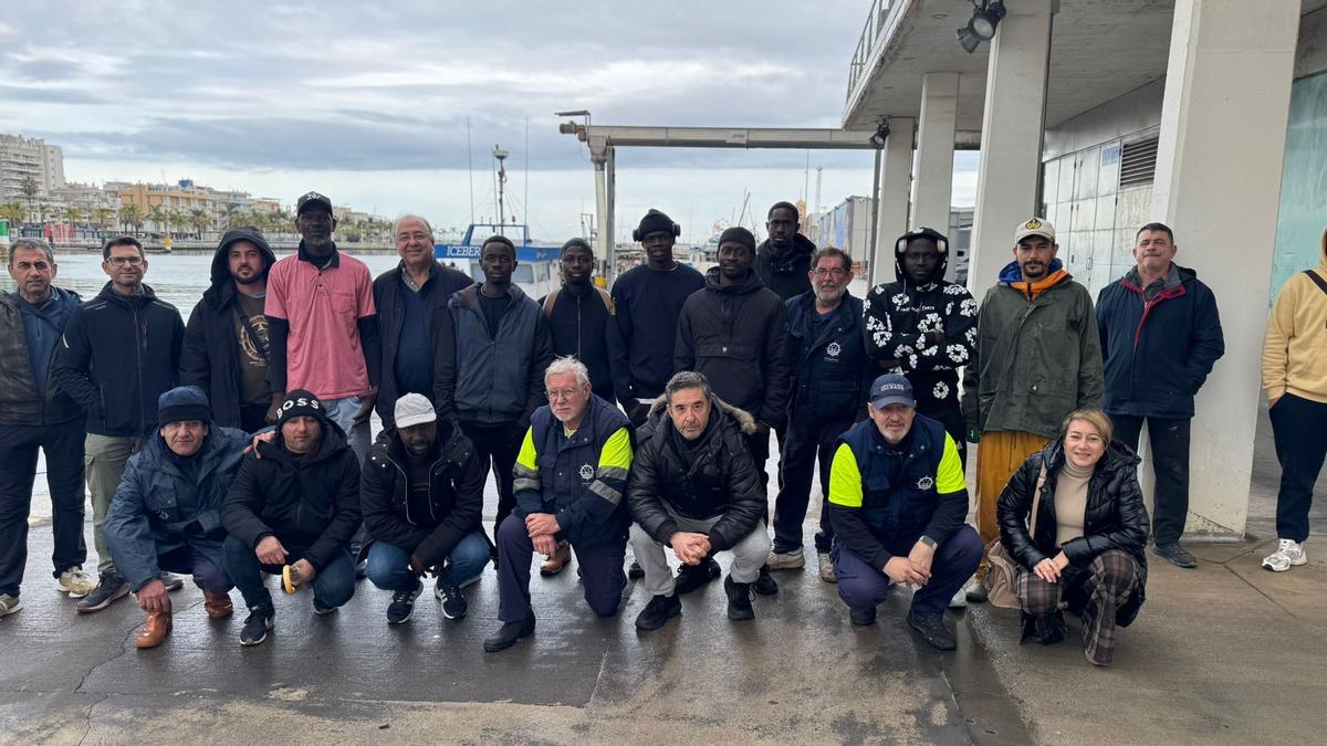 Los pescadores junto a la lonja de Gandia.